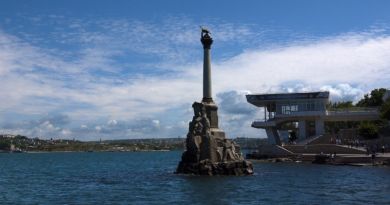 Памятник затопленым кораблям
